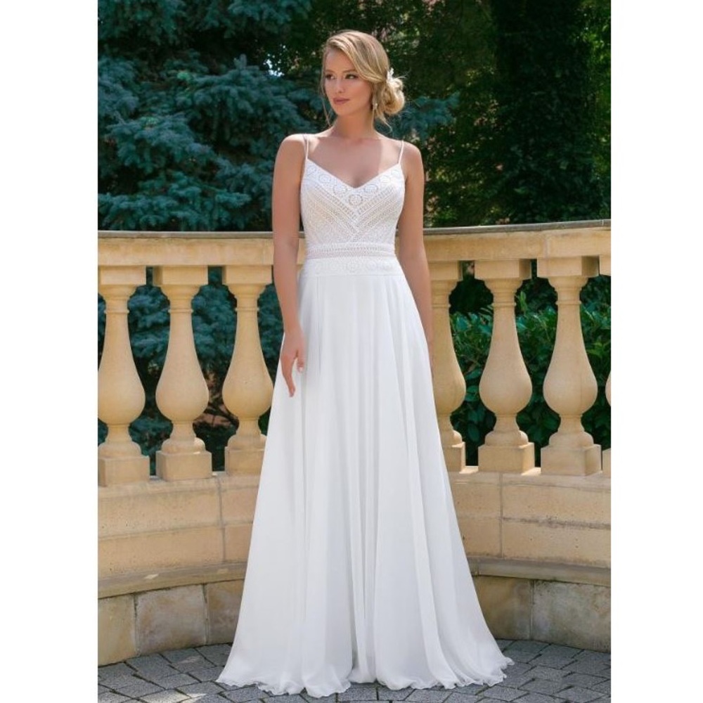 Brand new Monica Loretti spaghetti strap macrame wedding dress
